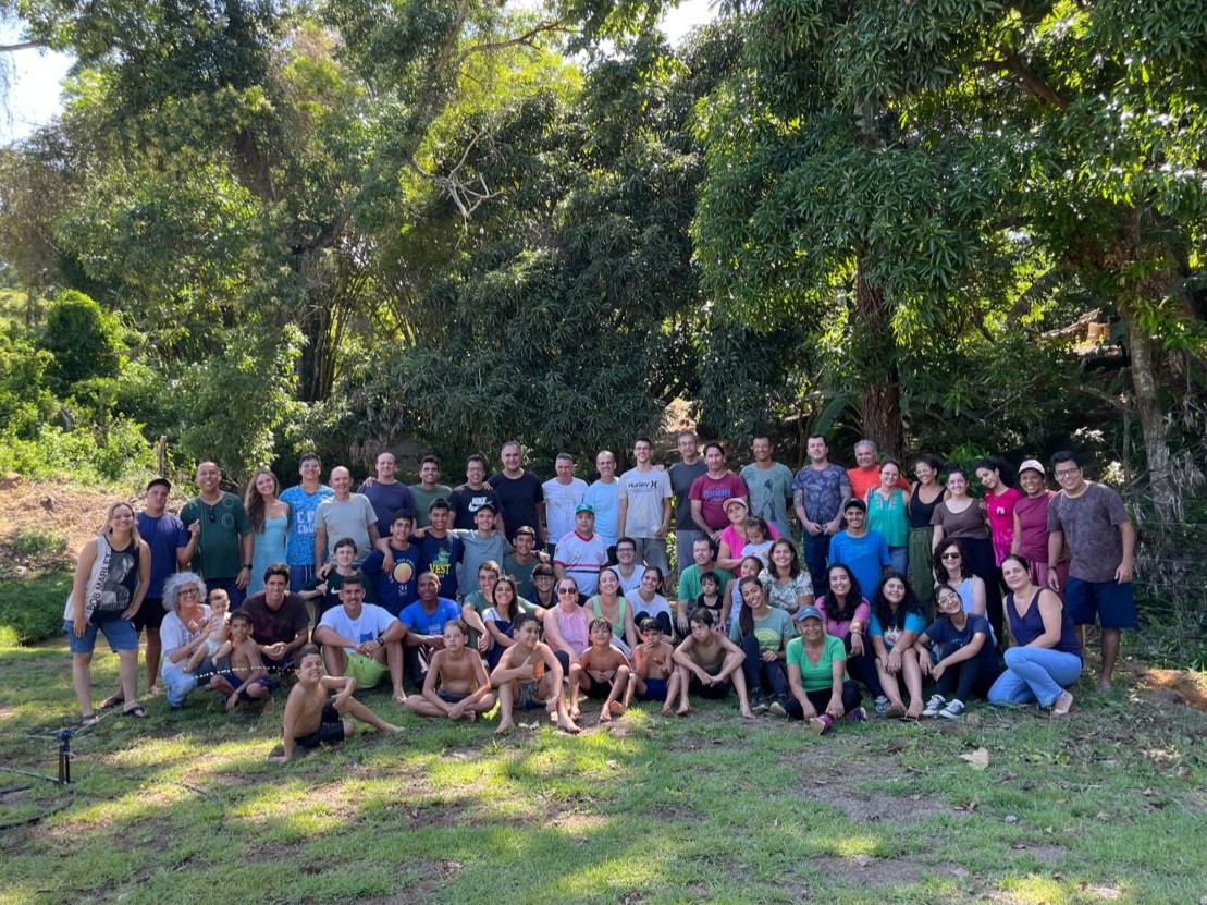 Irmandade reunida no terreno