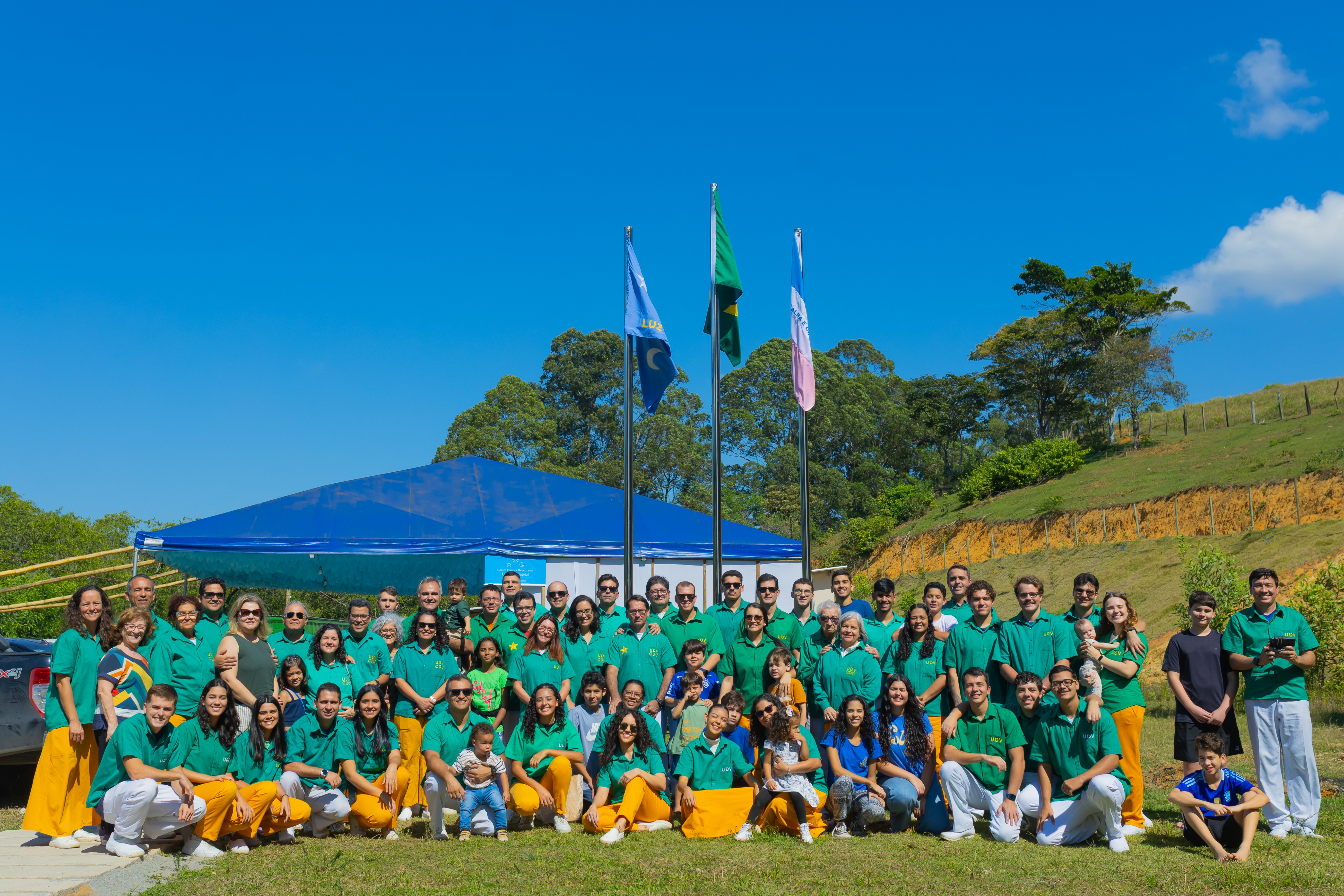 A irmandade reunida no terreno