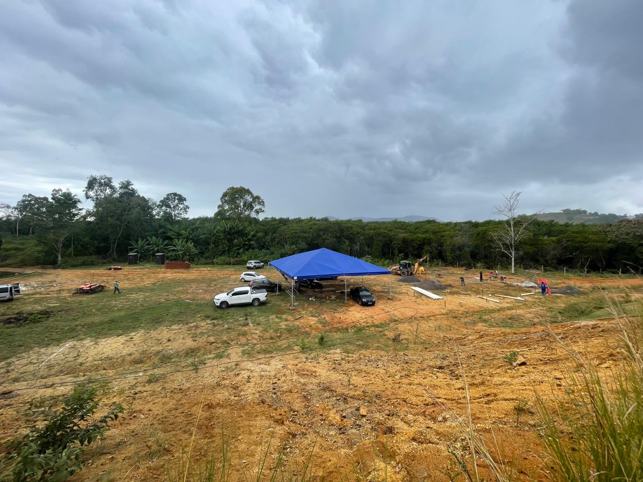Terreno com tenda montada no início dos trabalhos